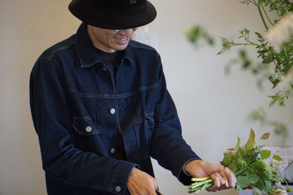 店主の和田一臣さん。お客様の対話を大切に花束を作成。